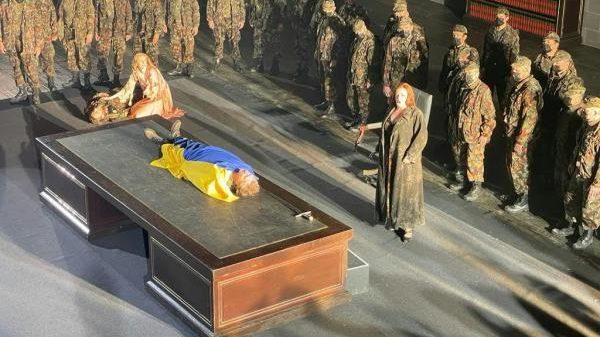 Andreas Schager als toter Siegfried in Ukraine-Flagge