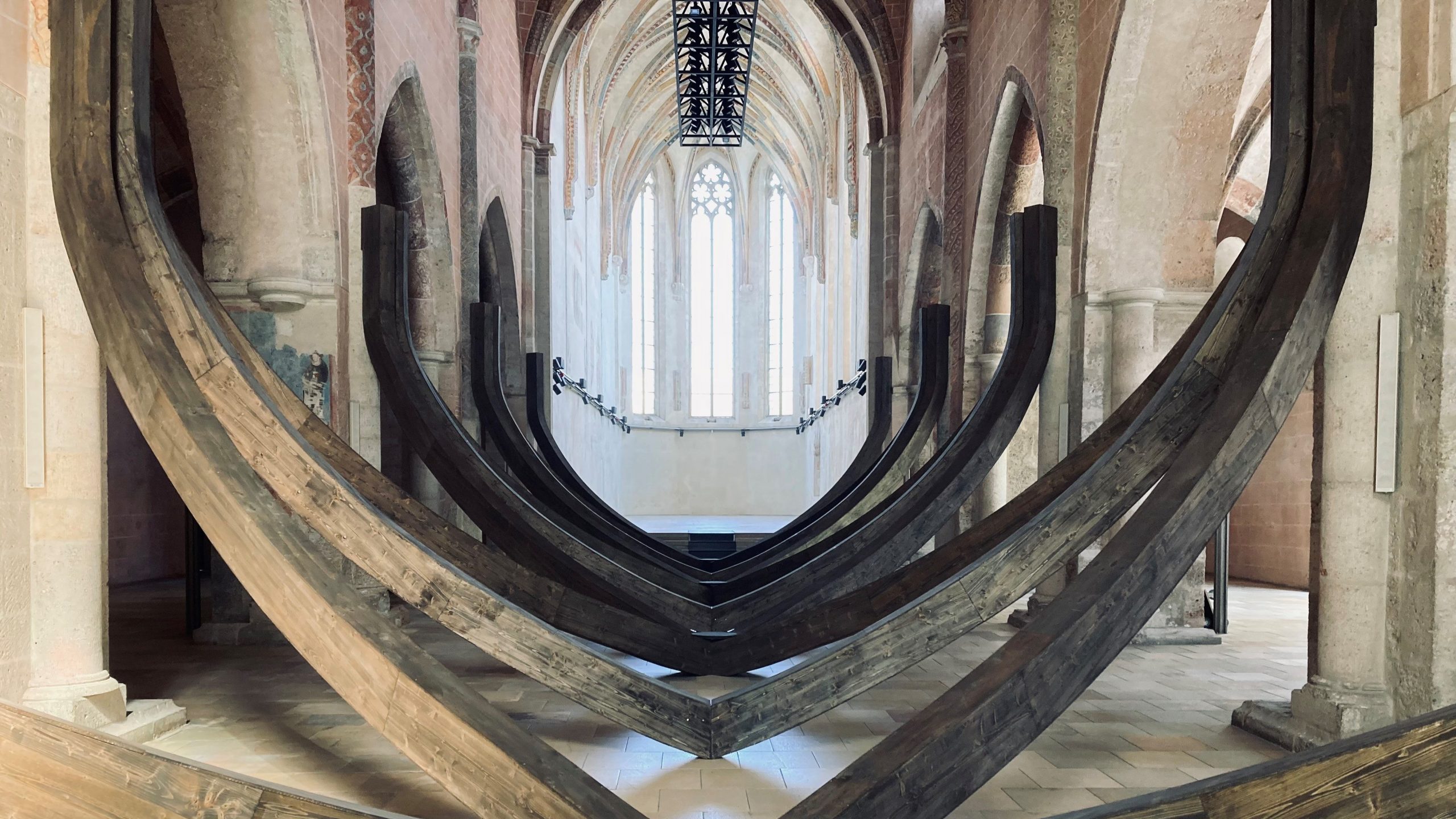 Holzinstallation in der Dominikanerkirche in Krems