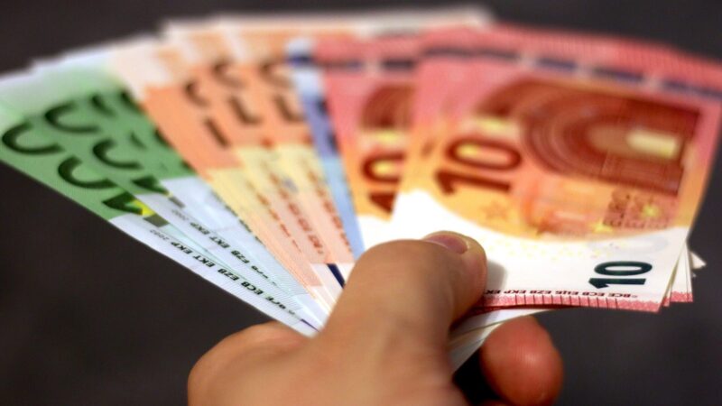Das Märchen vom schnellen 1000-Euro-Gewinnen auf Social Media und wer wirklich verdient