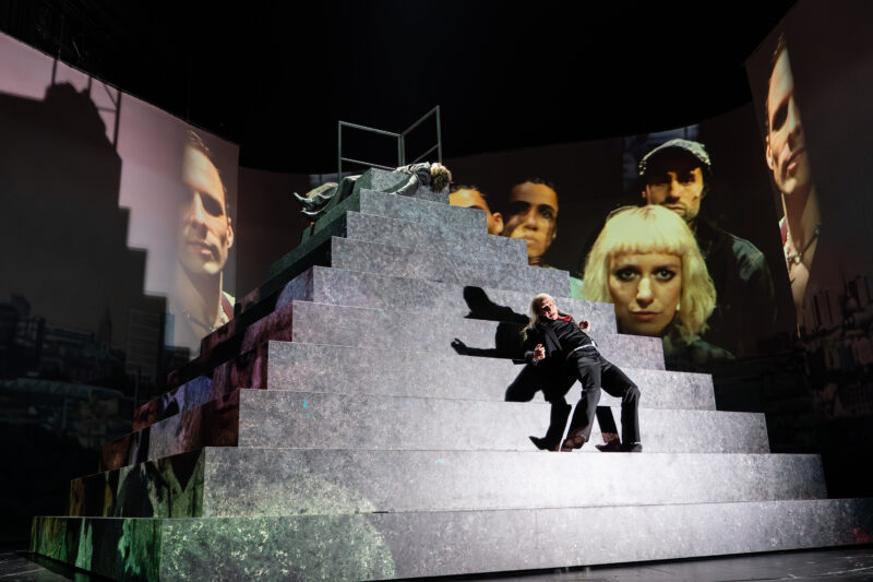 Machtgier und Menschlichkeit: „Sankt Falstaff“ feiert Premiere im Thalia Theater