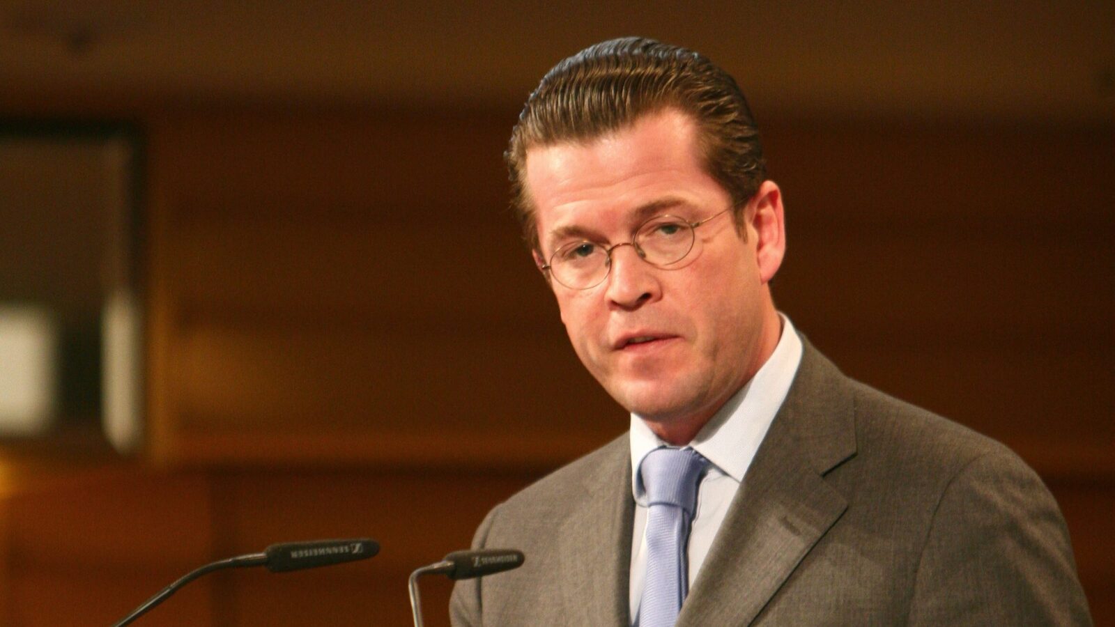 Vom Ex-Politiker zur Medienmarke: Guttenberg startet „Land in Sicht“ und baut Imperium aus