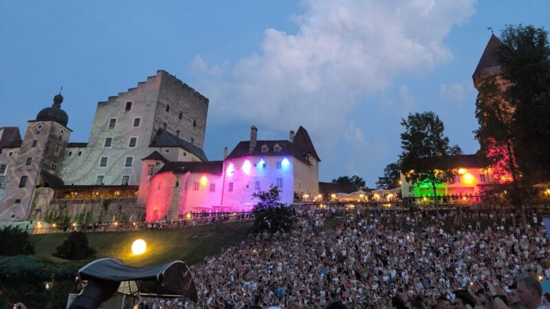 Magische Kulisse: OneRepublic begeistern auf Burg Clam
